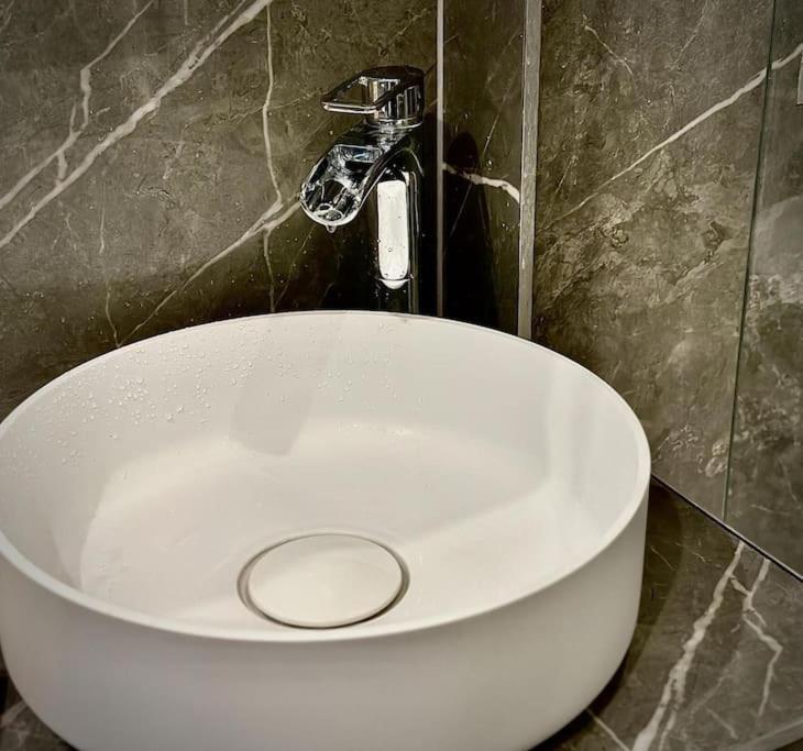 Stunning Luxury Croydon Apartment Gatwick Airport Close Purley Bagian luar foto